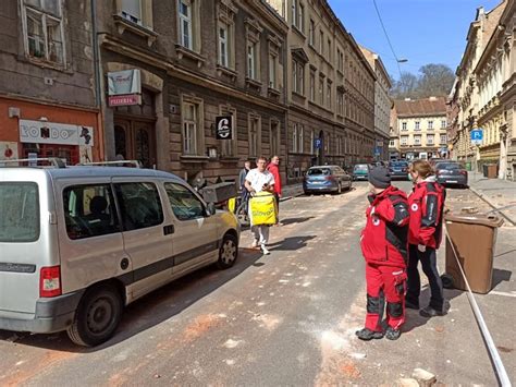 ekipe crvenog kriza pomazu nakon potresa  zagrebu hrvatski crveni kriz