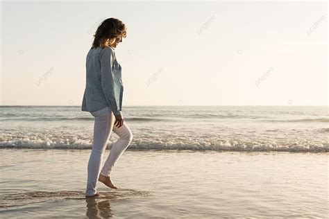 Background Wanita Di Pantai Wanita Cantik Menikmati Matahari Terbenam