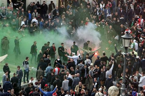 europa league gli hooligans del feyenoord assediano roma panorama