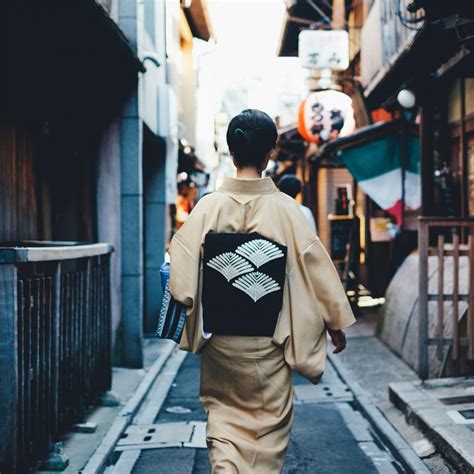 japanese street photographer captures the beauty of