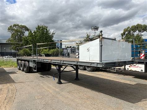 unreserved  fruehauf flat top tri axle trailer sold  auction   april