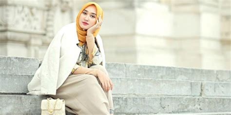 gaya hijab wanita muslimah voal motif