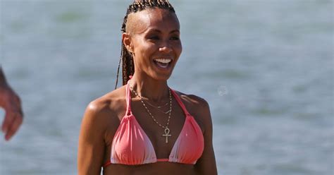 jada pinkett smith shows off her amazing abs on thanksgiving holiday