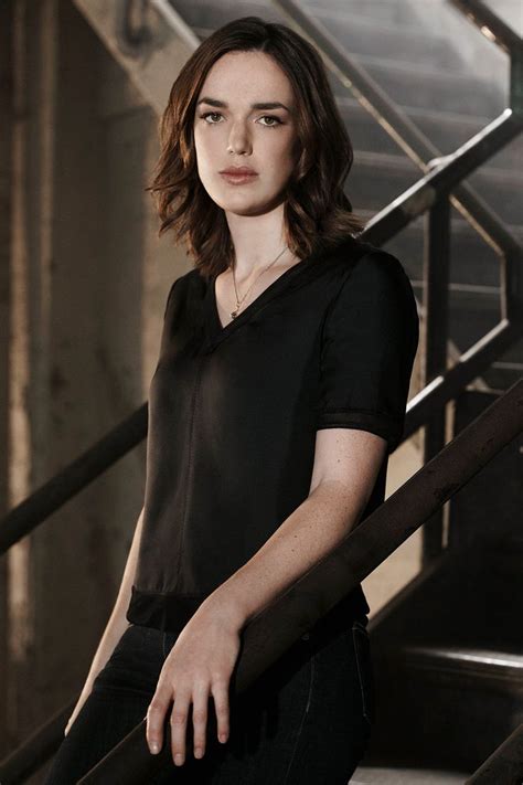 32 hot pictures of elizabeth henstridge jemma simmons in agents of s h i e l d