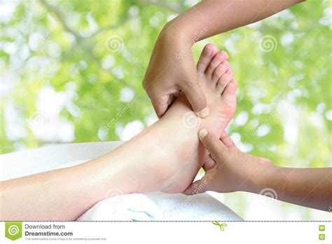 masseur die reflexology thaise voetmassage doen stock