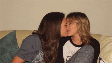 Girls Kissing  Tumblr