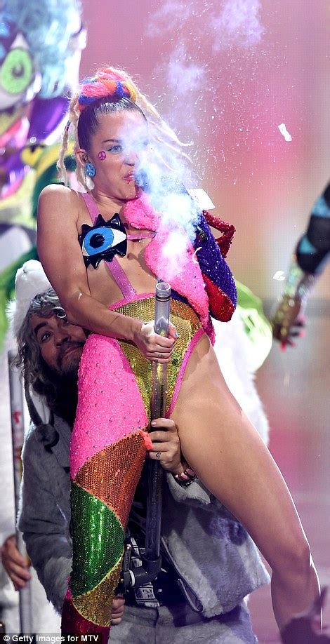miley cyrus slips her nipple past live tv censors during