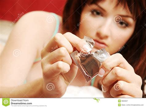 Preservativo Da Abertura Da Mulher Imagem De Stock