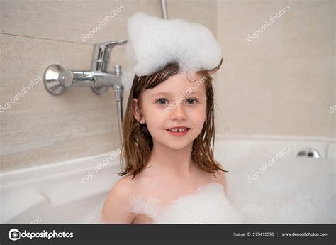 小女孩在洗澡玩泡沫 — 图库照片© Shock＃275415578