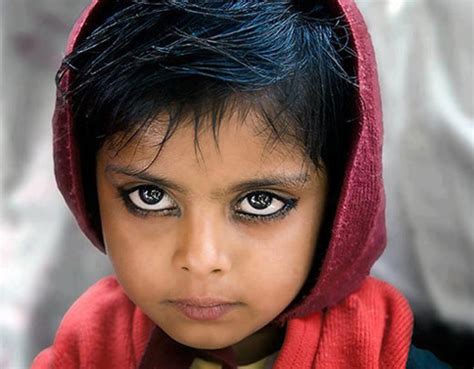 دختر بچه فقیر زیباترین چشم های جهان را دارد عکس