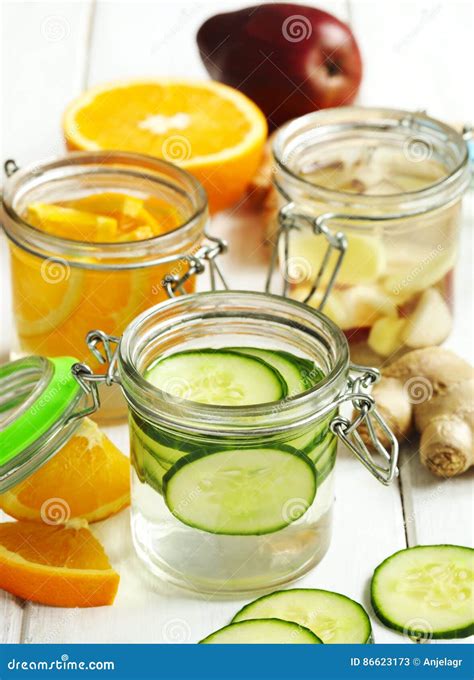 healthy spa water met fruit en groente en orange spa water stock