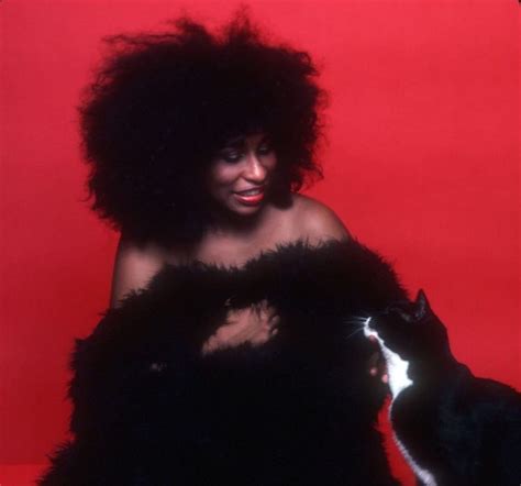 the “queen of funk” 35 cool pics show unique styles of chaka khan in