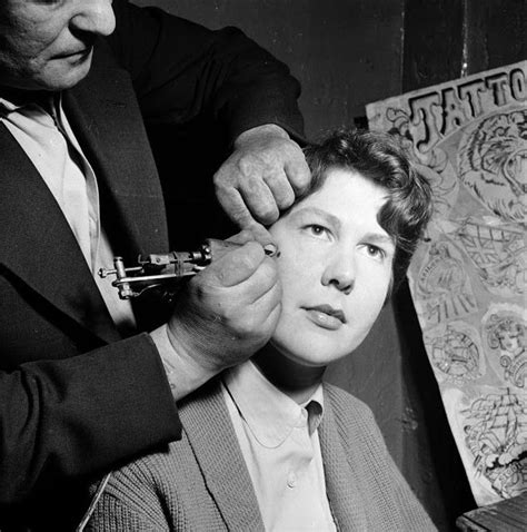 30 Badass Vintage Photographs Of Women Getting Tattooed Mulheres