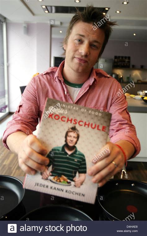 Britische Tv Koch Jamie Oliver Kocht Wie Er Sein Neue Buch Präsentiert