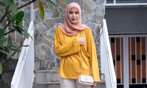 gambar baju warna kuning kunyit cocok  jilbab warna