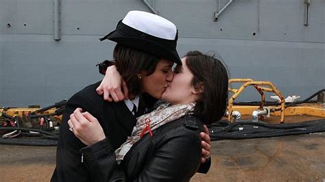 El Beso Entre Dos Lesbianas Estrena Una Nueva Era En El