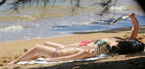 Margot Robbie Topless Sunbathing In Hawaii Scandal Planet