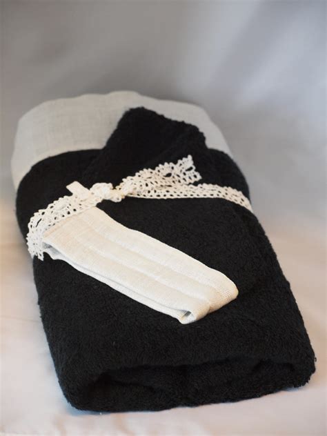 zwarte handdoek en washand  kanten band valeria producten