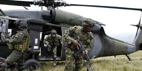 desaparece helicóptero colombiano con 16 militares a bordo