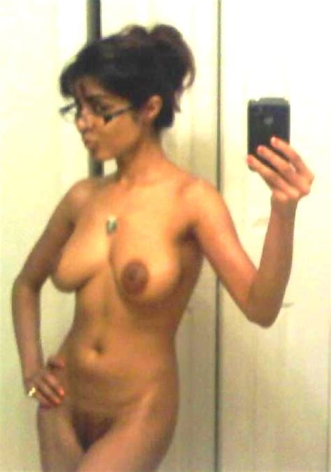 indian milf with superb body taking a naked selfie