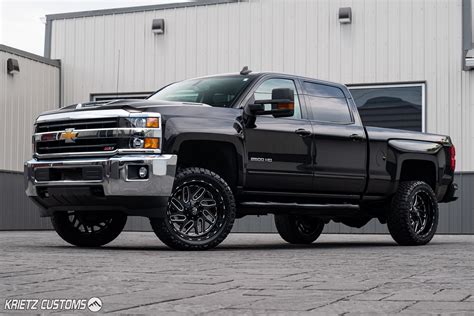 lifted  chevrolet silverado hd   fuel triton wheels    rough country