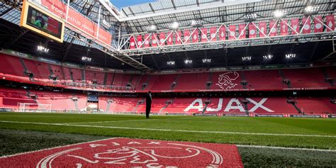 ajax fans staan  lange rij bij johan cruijff arena voor europees uitshirt nu het laatste
