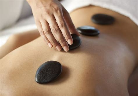 What To Expect During A Hot Stone Massage