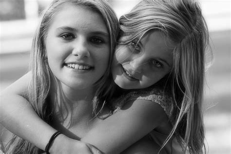 무료 이미지 사람 검정색과 흰색 소녀 사진술 애정 초상화 모델 어린 두 우정 검은 단색화 표정 미소