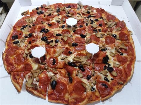 pepperoni mushroom  black olives  roxys pizza pizza