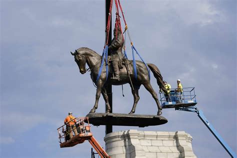 statue  confederate general robert  lee officially removed
