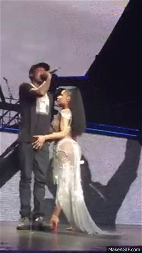 Nicki Minaj Grabbing Meek Mill S Dick On Stage In Chicago