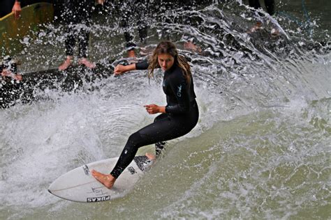 surfing auf der eisbachwelle foto bild sport segel surf