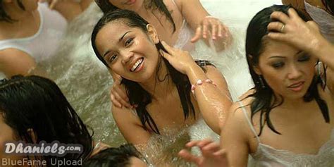 gadis manja foto bugil cewek indonesia mandi di sungai yang hot