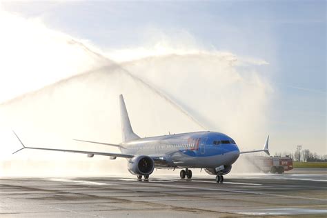 eerste boeing  max  voor tui fly belgium de oo max gelang