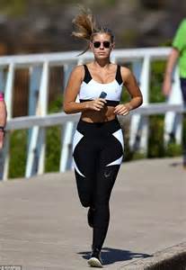 Natasha Oakley Shows Off Her Incredible Figure In Clingy Leggings In