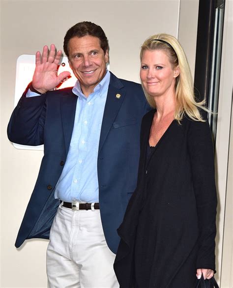 sandra lee returns home from the hospital following breast cancer