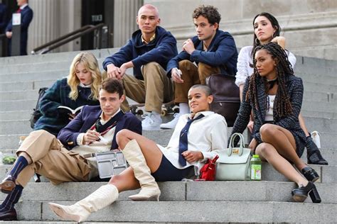 gossip girl reboot all the fashion and best outfits glamour uk