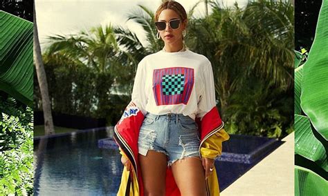 Beyonce Flaunts Sculpted Legs And Pert Derriere In Denim Daily Mail