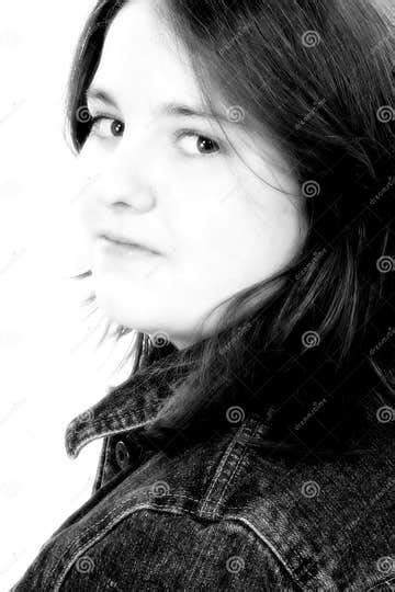 belle fille de 13 ans en noir et blanc image stock image du gosse