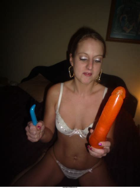 wifebucket submitted porn from this hot and sluty milf