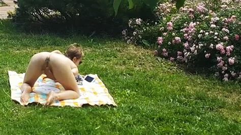 yasmibutt my naked sister masturbating in backyard