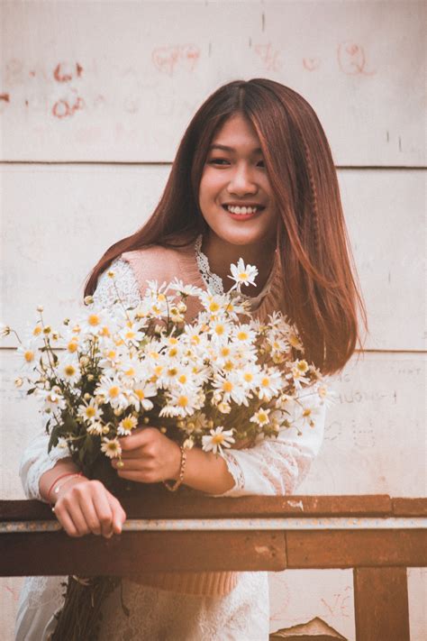 图片素材 白色 美容 微笑 拍照片 长发 棕色的头发 花束 花艺设计 厂 连衣裙 快乐 植物 花安排 野花