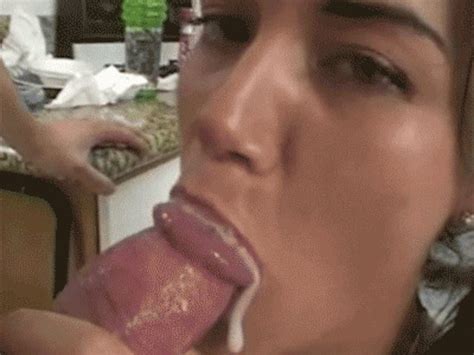 What‘s The Name Of This Latina Looking Girl Giving A Bj With Cum