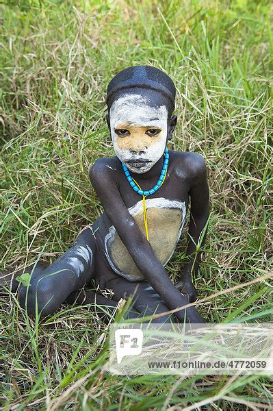 afrika1 kibish omo tal Äthiopien surma junge mit gesichtsbemalung und körperbemalung liegt im
