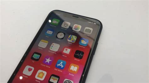 apple iphone xs iphone xs max iphone xr    hands  review