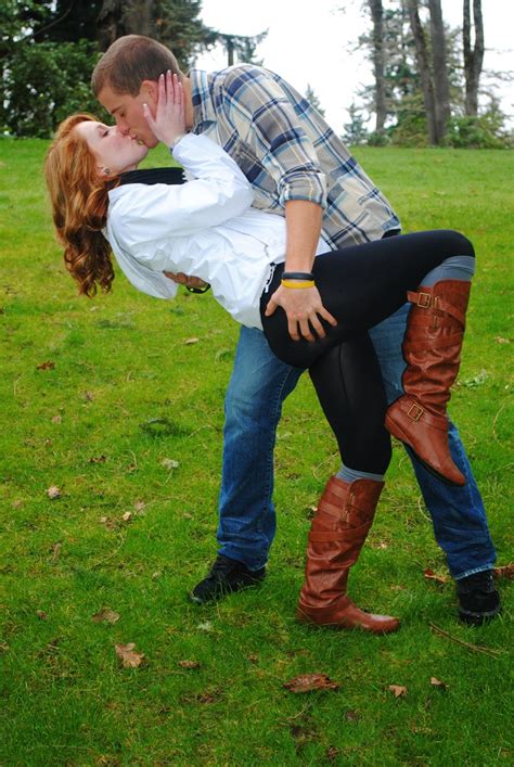 cute couple pose it s picture time cute couple poses cute couple images cute couples