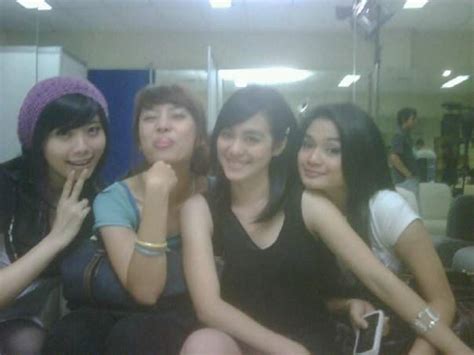 galeri video tiffany orie with friends cute poses