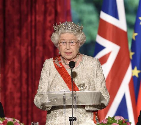queen elizabeth ii   block brexit  royal veto daily star