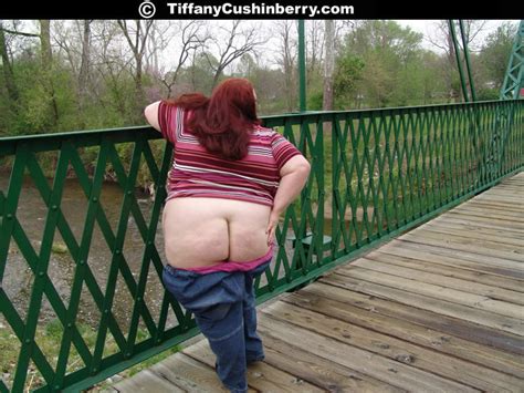 400 pound fattie flashes her tits and ass in public pichunter