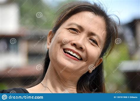 Glimlachend Ouder Filipina Female Senior Stock Foto Image Of